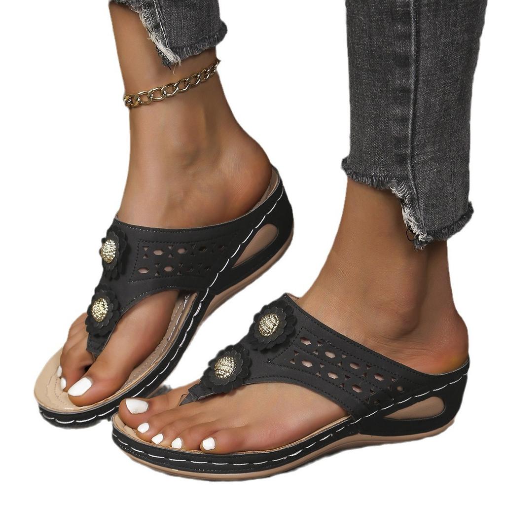 2024 Новые женские тапочки Летняя мода Цветочный декор Стринги Сандалии Внешняя платформа для отдыха на танкетке Пляжные сандалии Шлепанцы