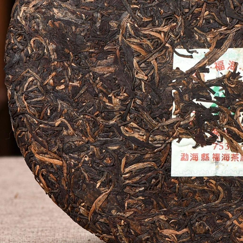 Yunnan Fuhai Classic 7536 Чай Пуэр Шэн Menghai Qizi Торт Пуэр сырой 357г