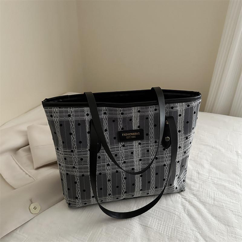 Trendy Large Capacity Tote Bag For Stylish College Students Ideal For Daily Commute