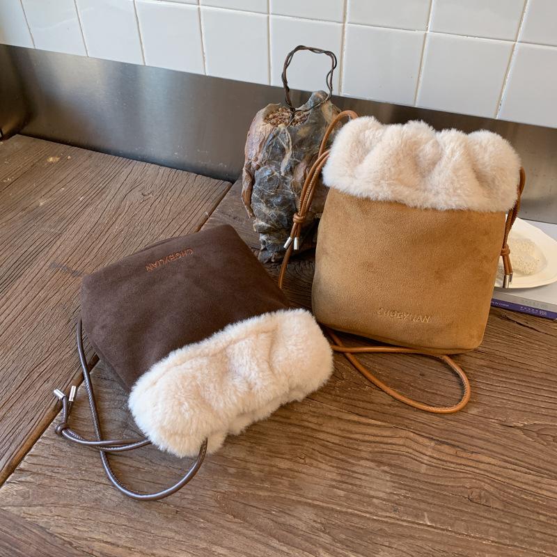 Сумка в стиле ретро премиум-класса женская 2025 новая трендовая осенне-зимняя замшевая сумка через плечо нишевая сумка-мессенджер для通勤