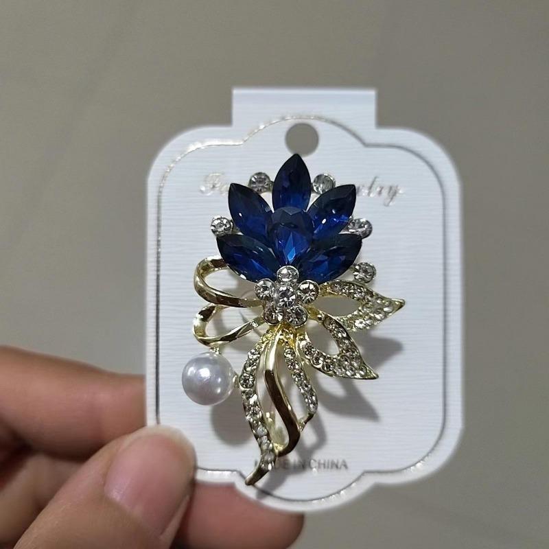 Brooch High-End Sense Niche High-End Women'S Silk Scarf Buckle Alloy Corsage Small Fragrant Wind Pearl Rhinestone High-End