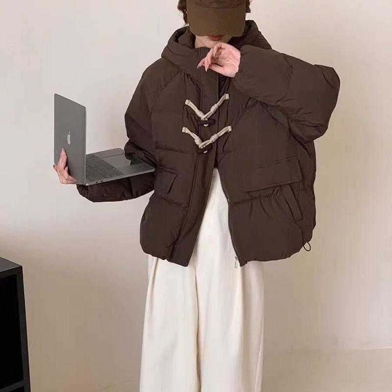 Короткая куртка-пуховик с капюшоном женская зимняя мода 2024 года с пряжкой-бочкой утолщенная белая куртка-хлеб на утином пуху прилив