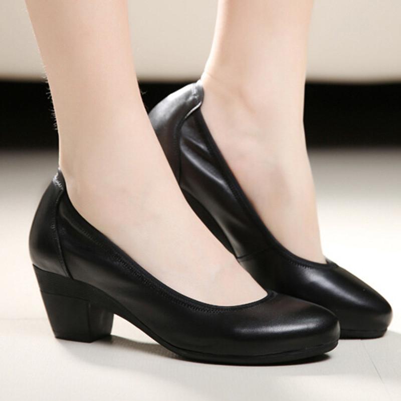 Модные женские туфли из натуральной кожи, туфли для офиса, женские туфли-балетки на танкетке, 2017, новейшие туфли на высоком каблуке, женские туфли для мамы, большой размер