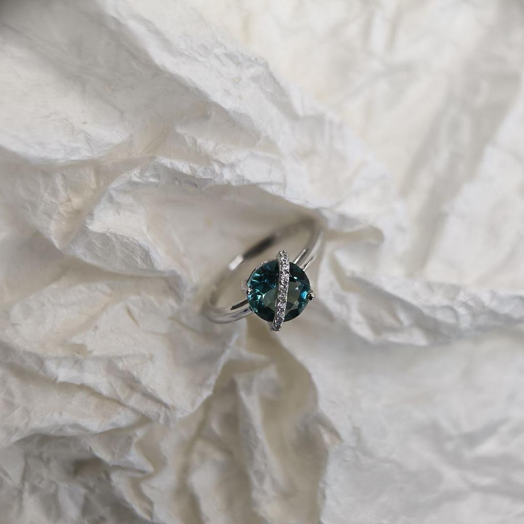 Серебряное кольцо с топазом Лондон Блю 1.841ct, фианитами, вес изделия 2,35 гр (2178156)