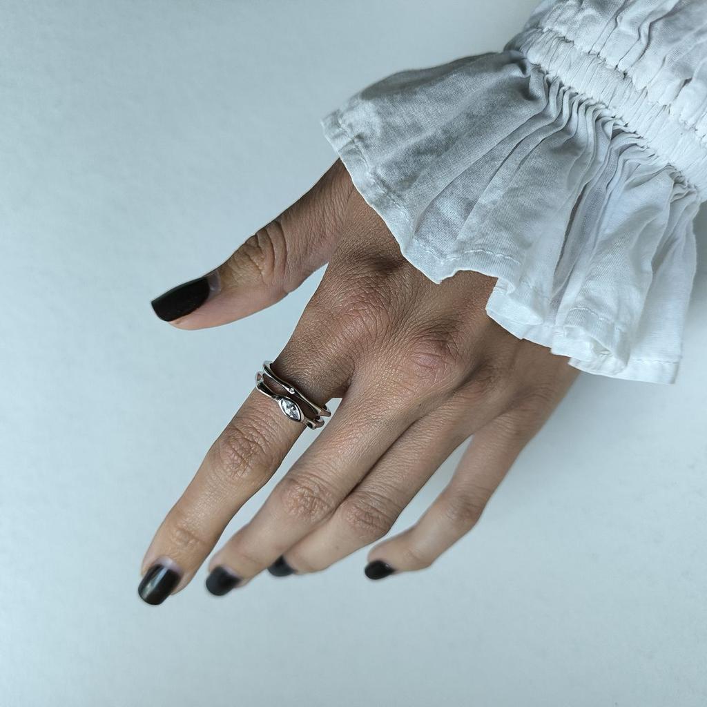 Серебряное кольцо с фианитами, вес изделия 3,71 гр (2187516)