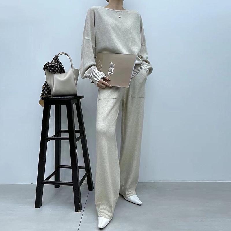 Женский вязаный костюм-двойка: Комплект из свободного свитера с рукавами «летучая мышь» и широких брюк осень/зима 2024 г.