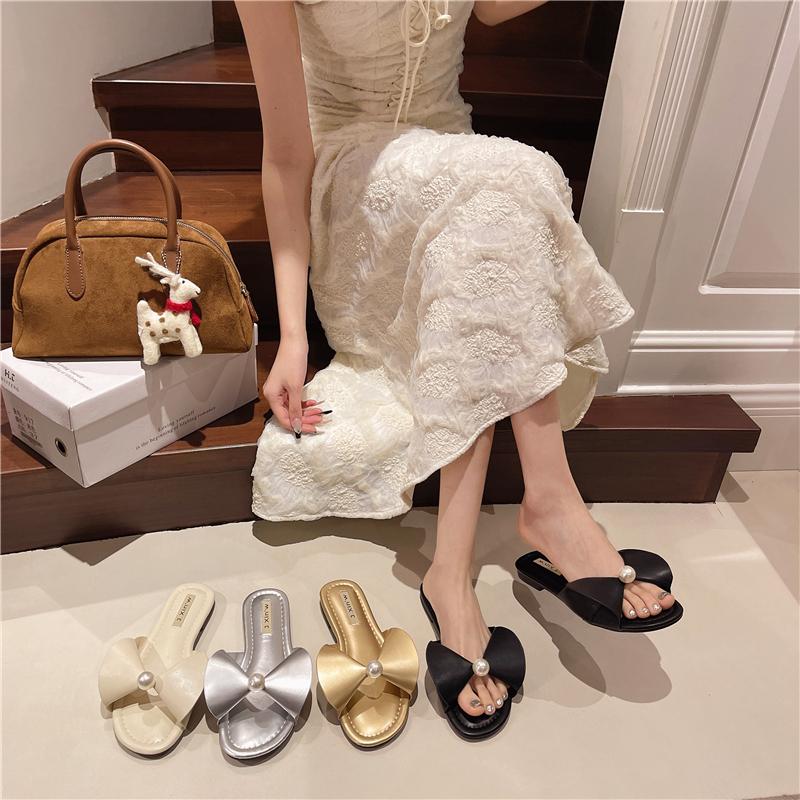 Модные, высококлассные и элегантные шлепанцы для женщин на лето 2025 года, с новым французским плоским дизайном, украшенные бантом и жемчугом