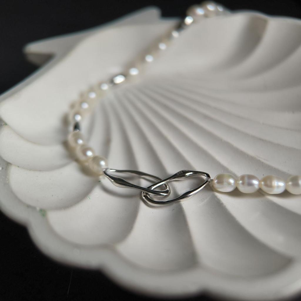 Серебряное колье с натуральным жемчугом барочным, вес изделия 13,1 гр (2184997)