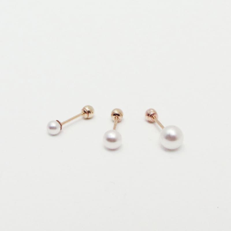 Less is more 14K Gold Pearl Piercing