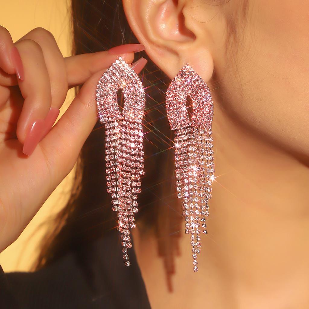 Темпераментные цветные длинные серьги со сверкающими стразами