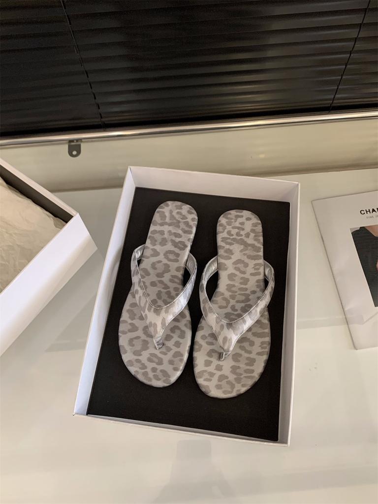 Французские шлепанцы на плоской подошве с леопардовым принтом, женская обувь 2025, летняя, для ношения с юбкой, пляжные сандалии на мягкой подошве