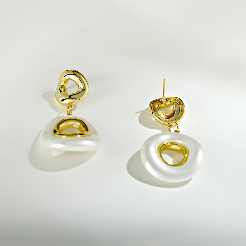 Light Luxury and High-end White Geometric Earrings, Women's Earrings, Fashionable and Exquisite, Niche Earrings, French Design Sense