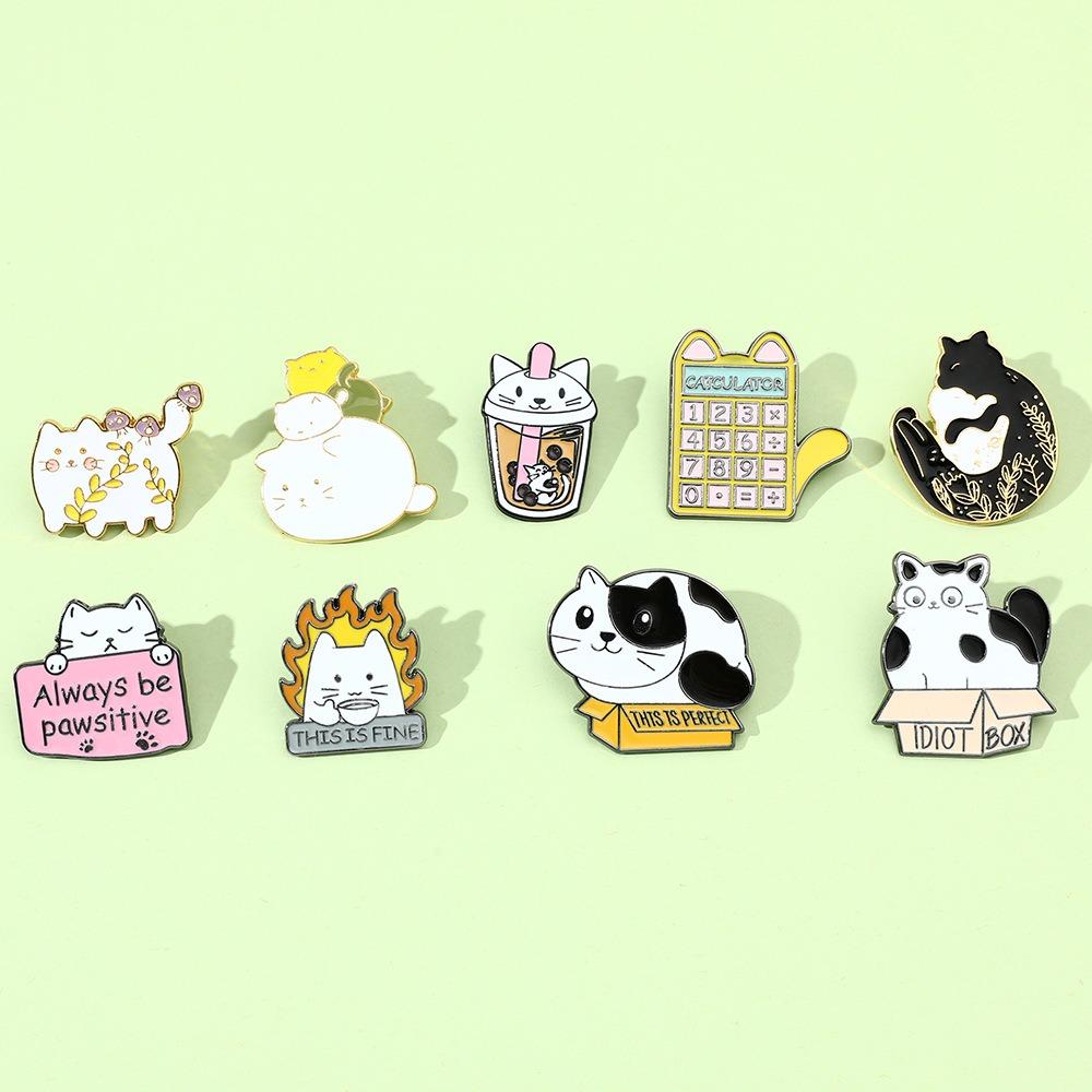 Забавный мультяшный кот на лацкане, симпатичная брошь с черными белыми котами, металлический эмалированный значок, лучшие друзья