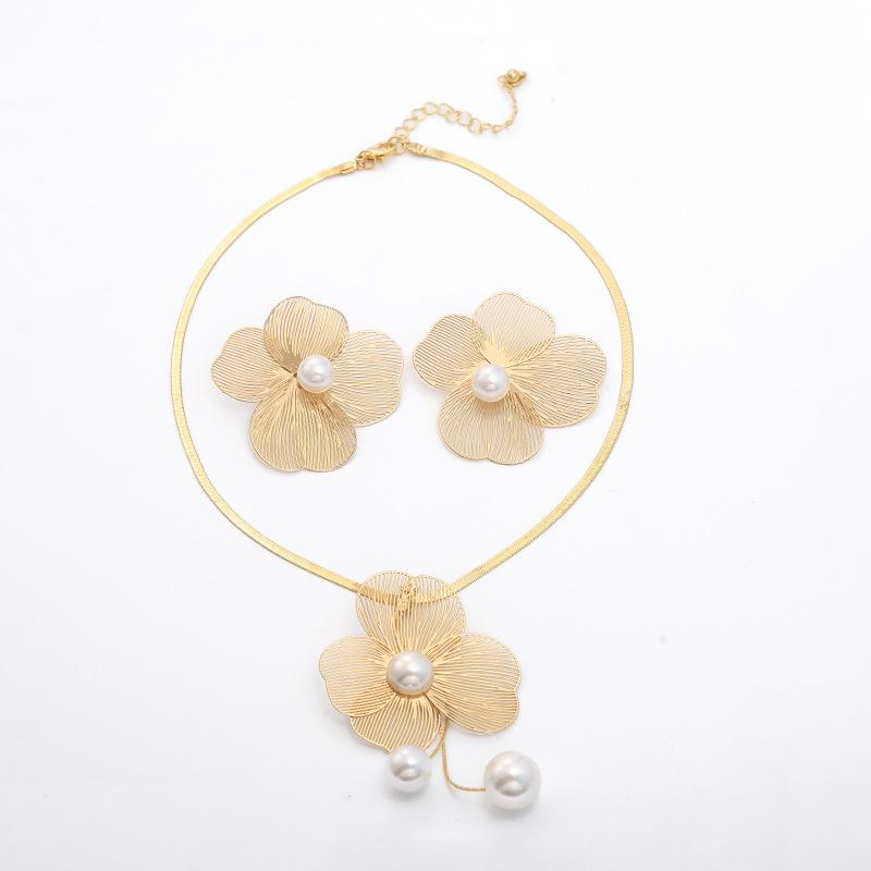 European and American women's necklace earrings set versatile flower inlaid pearl design niche long collarbone chain