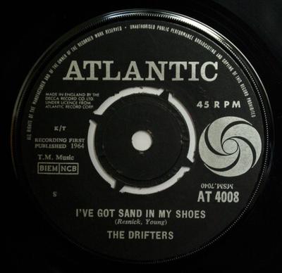 7-дюймовая пластинка DRIFTERS - I've Got Sand In My Shoes AT4008 Atlantic 1964 Великобритания Соул/Фанк Б/У