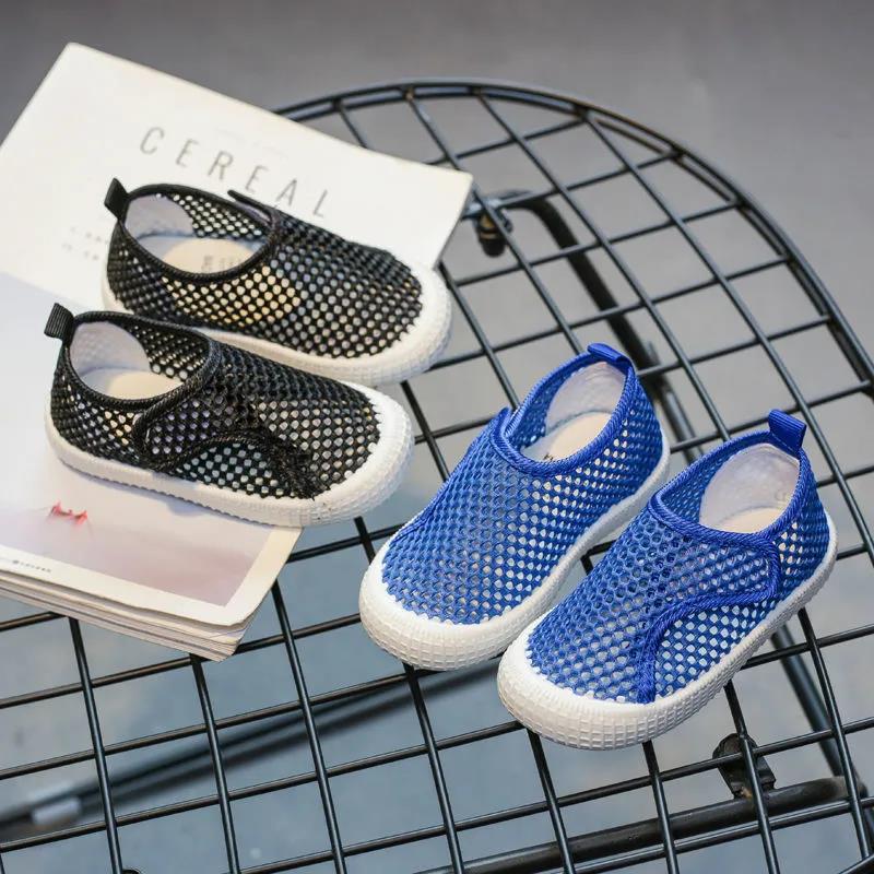 Летняя обувь для мальчиков и девочек. Детская спортивная легкая обувь на мягкой подошве на плоской подошве. Нескользящая однотонная повседневная обувь из сетчатой ​​ткани.