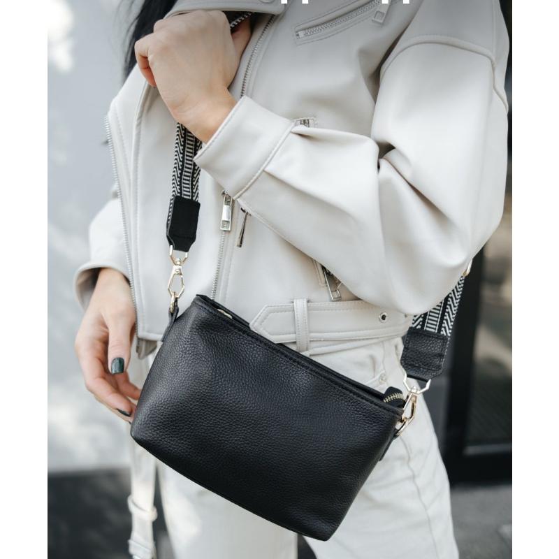 Широкий плечевой ремень. Маленькая квадратная сумка через плечо. Сумка на одно плечо. Универсальная женская сумка из мягкой кожи.