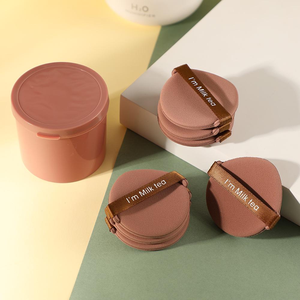 Двусторонний спонж двойного действия: Универсальный сухой/влажный спонж для нанесения и закрепления рассыпчатой или прессованной пудры.