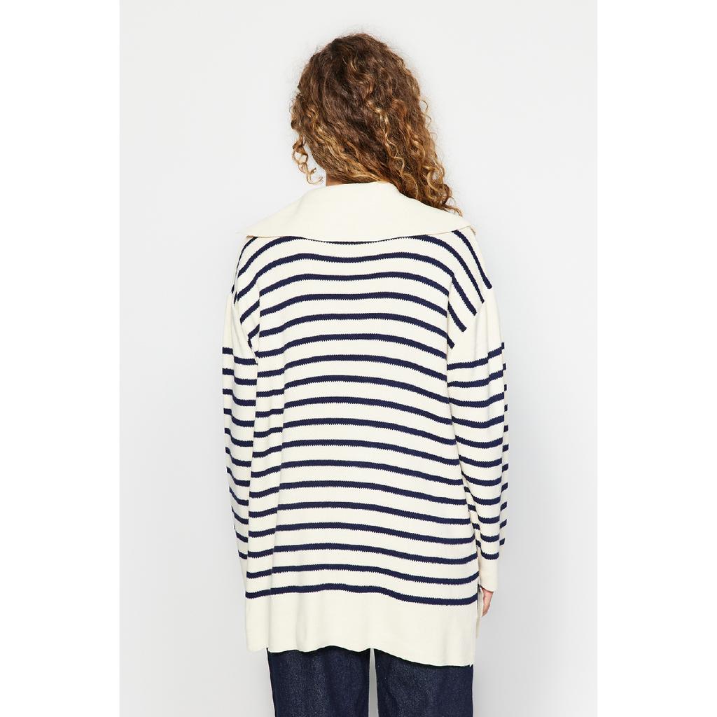 Темно-синий удобный вязаный свитер в полоску Tctaw24ak00172