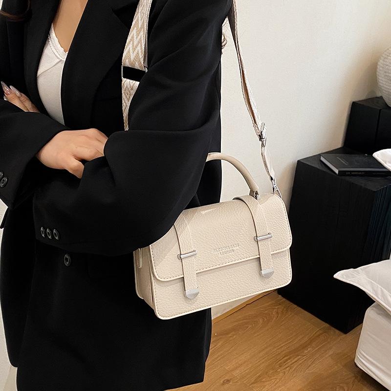 Bao Nu's New Handbag Is Versatile and Fashionable, and It Is A Small Square Bag with One Shoulder