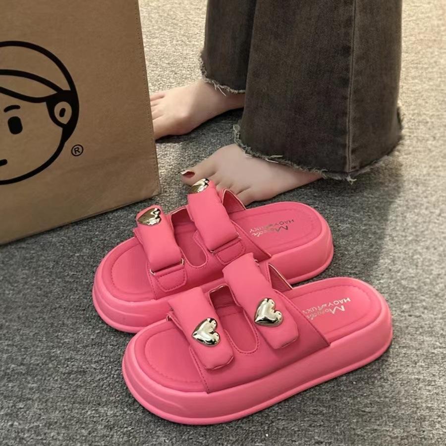 Интернет знаменитости супер огненные тапочки женская летняя одежда 2024 новинка наступание на дерьмо чувство крест толстый низ усиливающий пляж одно слово крутые тапочки