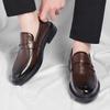 2024 Новые кожаные мужские туфли, мужские универсальные лоферы, офисные туфли без застежек, мужская обувь на плоской подошве для свадебной вечеринки, повседневная обувь для отдыха на открытом воздухе