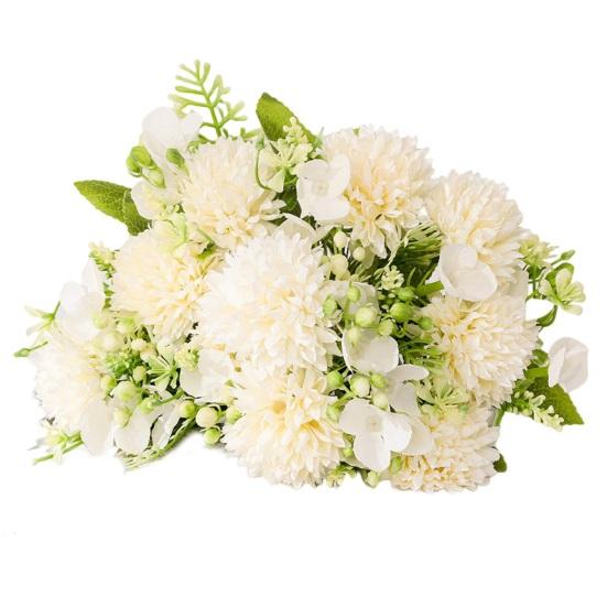 Шикарный букет искусственных цветов, не увядший, полный жизненной силы, создающий атмосферу