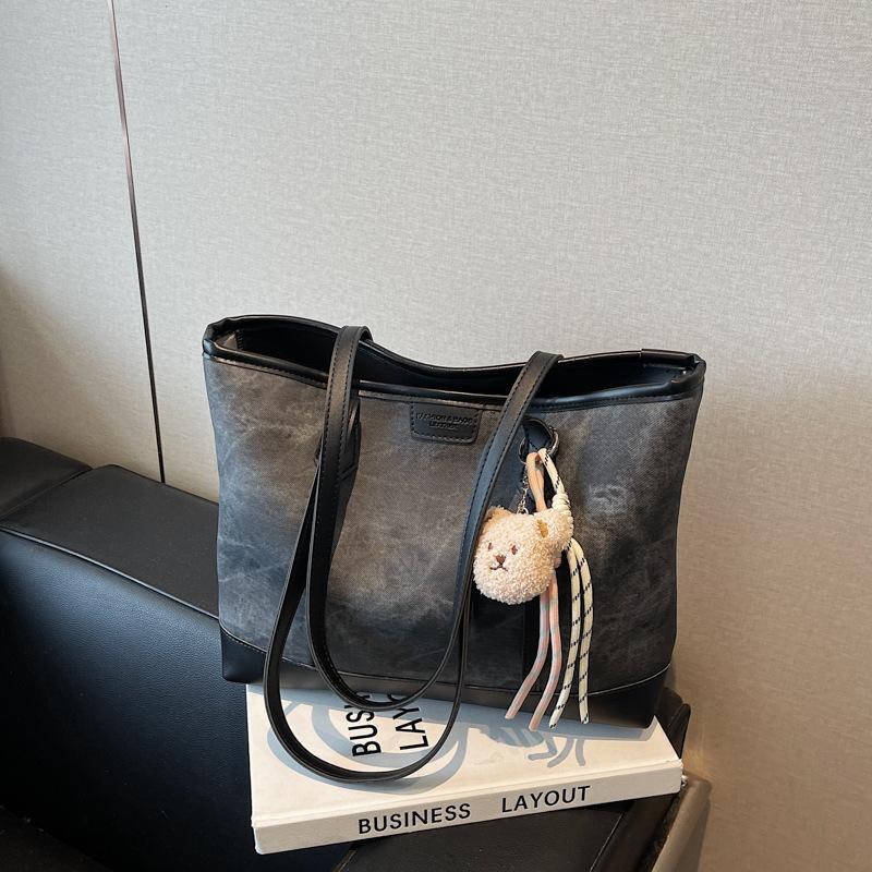 Простая сумка-тоут большой вместимости женская новая модная универсальная сумка через плечо нишевого класса сумка для通勤