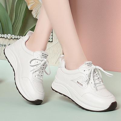 Модная обувь на толстой подошве белого цвета для женщин, легкая, повседневная, спортивная, новая обувь для мамы, весенне-осенние одинарные туфли для среднего и пожилого возраста