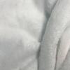 Фланелевое одеяло из искусственной коровьей шкуры, украшенное стегаными акцентами, идеально для декора гостиной в деревенском стиле, обеспечивающее плюшевое ощущение.