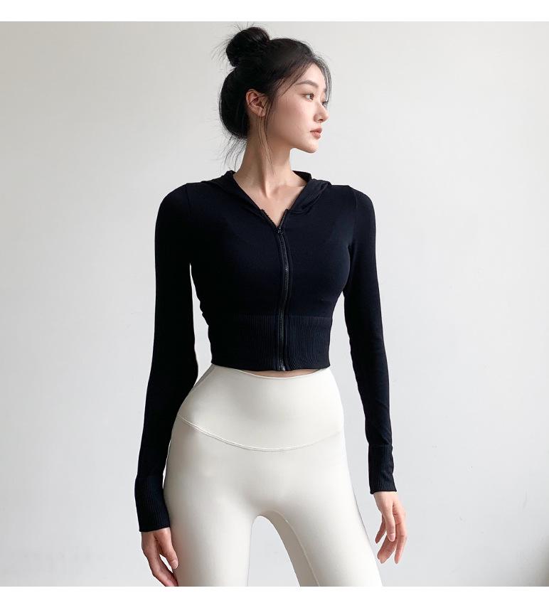 Женская спортивная куртка приталенного силуэта - короткий топ на молнии для бега весной и осенью, фитнеса и йоги.