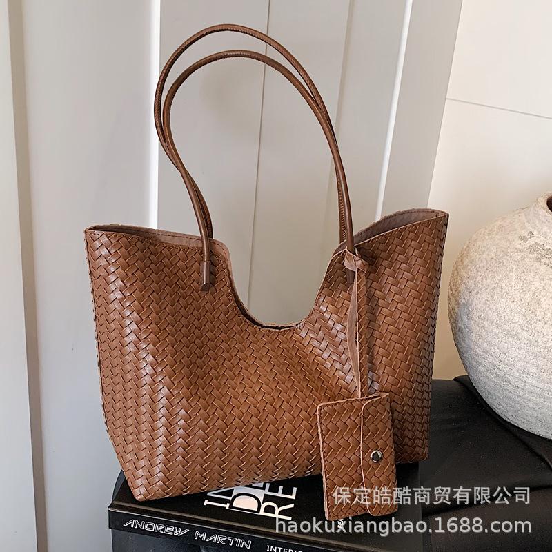Плетеная сумка женская большой вместимости 2025 новая осенне-зимняя ретро сумка через плечо высококачественная текстура сумка-тоут для поездок на работу