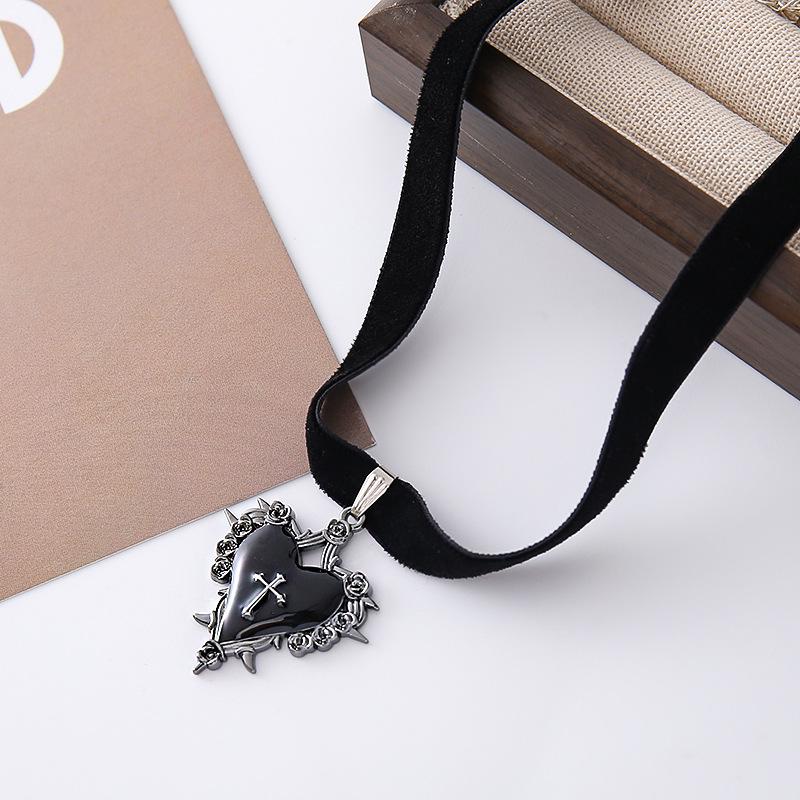 Готический Хэллоуинский чокер-сердце с шипами, бархатной розой и подвеской-крестом