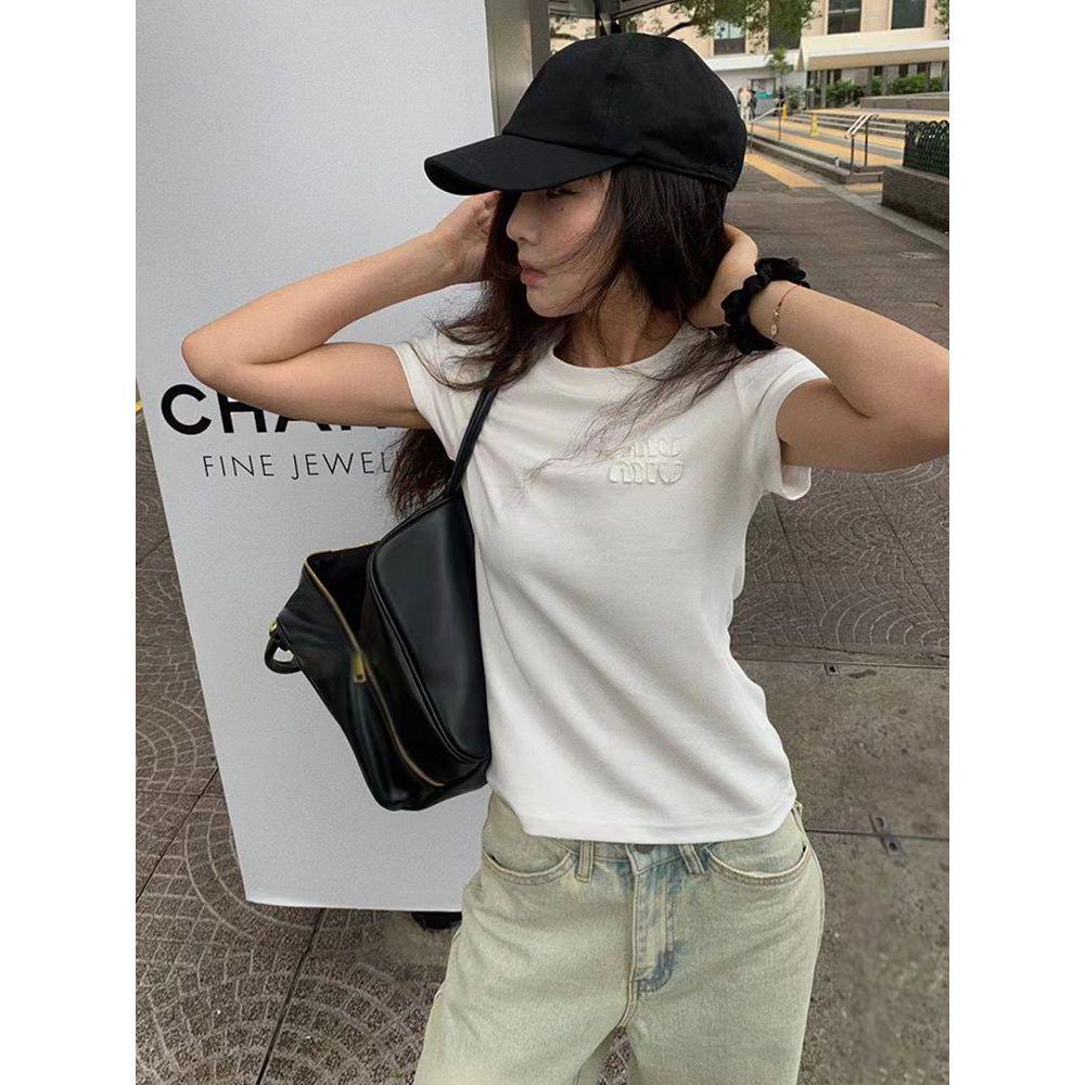 Женская приталенная хлопковая футболка с круглым вырезом - Короткий рукав, простой летний дизайн с вышивкой в виде надписи