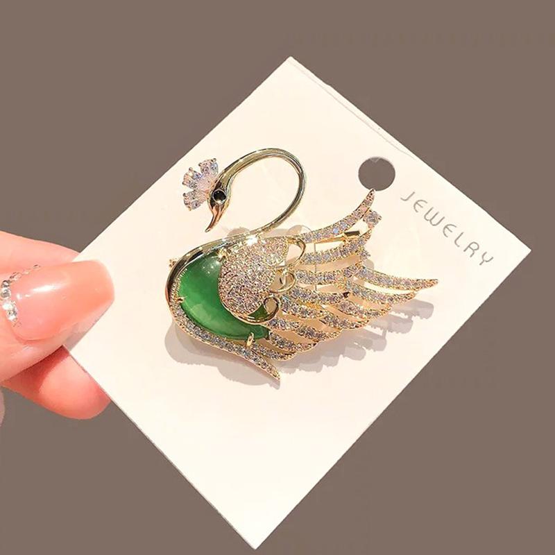 Luxury Exquisite Flower Butterfly Brooch For Women Girls Vintage Pins Versatile Shiny Corsage Clothing Accessories Gifts