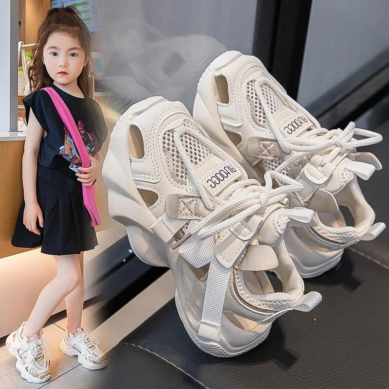 Детские теннисные туфли с выемками 2024 года, летняя новая спортивная обувь для девочек и мальчиков, сетчатая дышащая универсальная обувь для отпуска