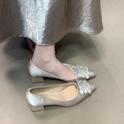 Модная женская обувь на толстом каблуке с квадратной пряжкой с бриллиантами, одинарная обувь, женская новая модная атласная обувь на среднем каблуке с острым носком, свадебная обувь