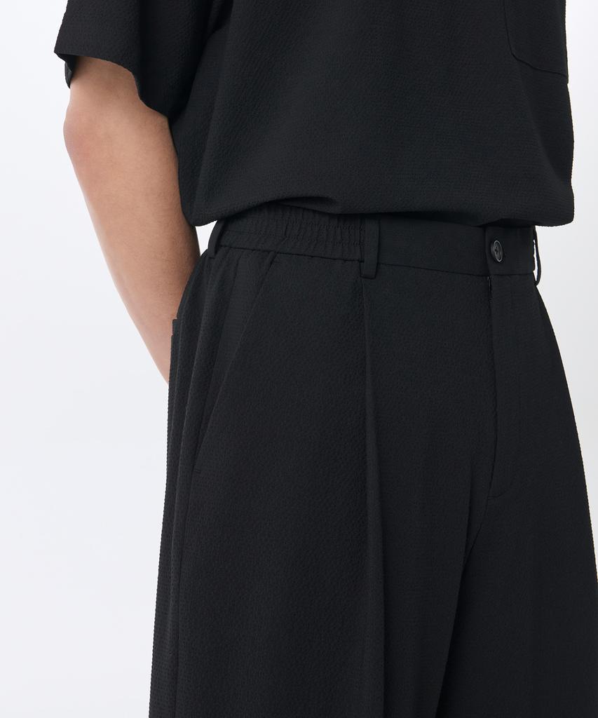 MUSINSA STANDARD Seersucker One-Pleat Wide Elastic Shorts [Black]
