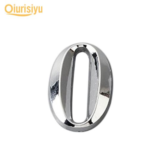 Позолоченная табличка на двери дома, цифра номера адреса