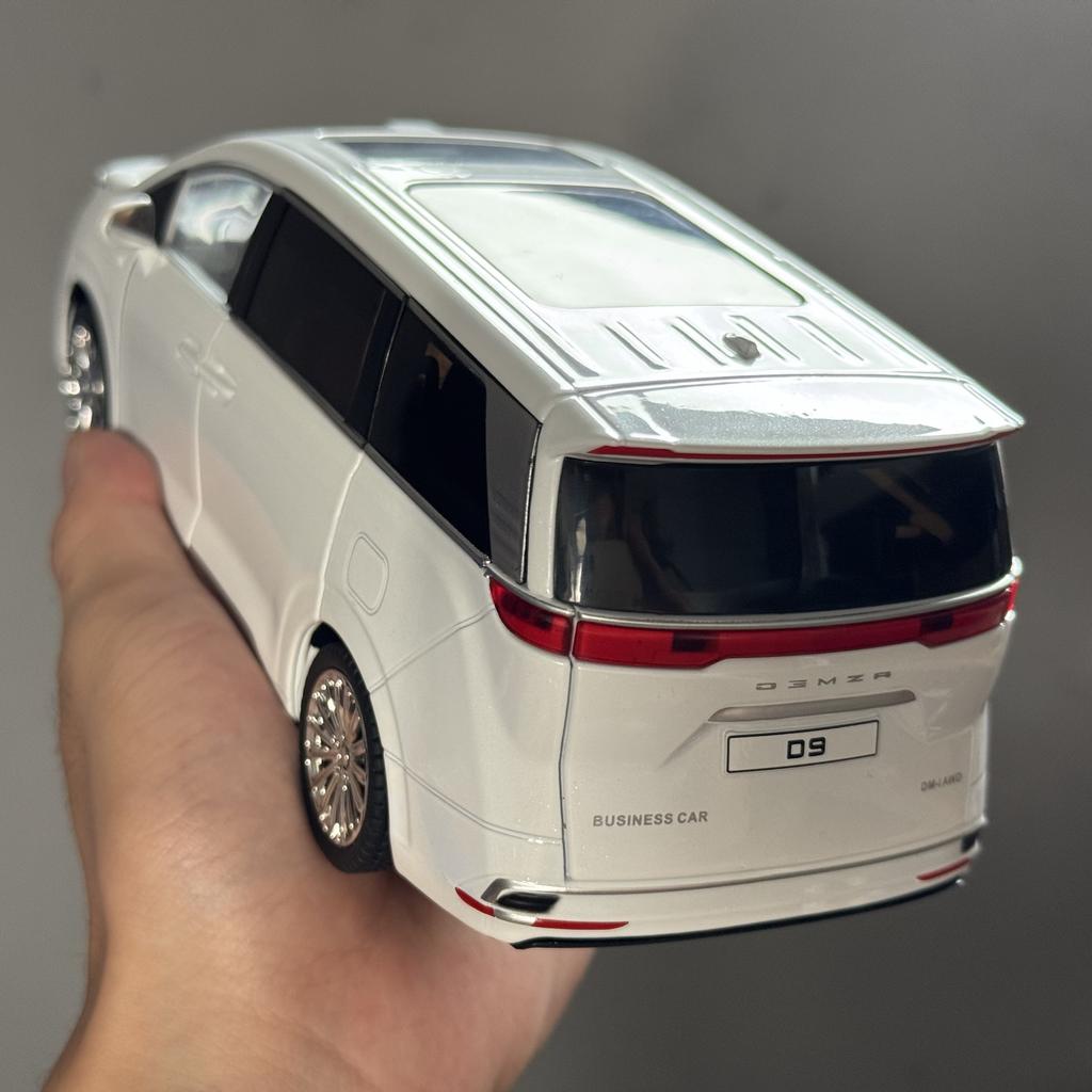 1:24 DENZA D9 New Energy MPV Die Cast Metel Cars Toy Pull Back Model Cars With Sound And Light Home Trendy Toys Ornament Collect