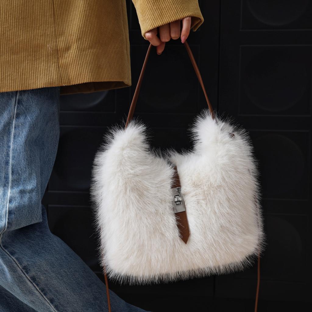 New Plush Handbag for Autumn and Winter 2025 Luxury Soft Half Moon Bag Faux Fur Underarm Bag Cute Lockable Single-shoulder Bag