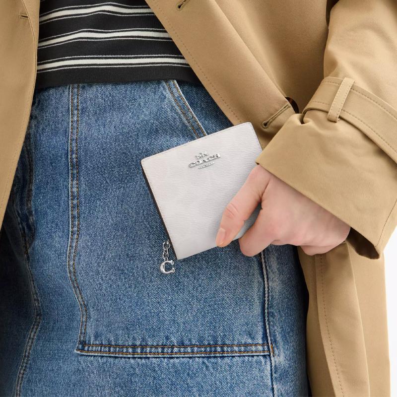 Coach Кошелек на кнопке 10 Металлический логотип Двойное сложение Кожаный кошелек Женский кошелек Серебристый Белый Мел CW789-SVXU5