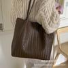 Retro Woven Bag Women's Large Capacity 2025 New Autumn and Winter Versatile Shoulder Bag Texture Commuter Tote Bag