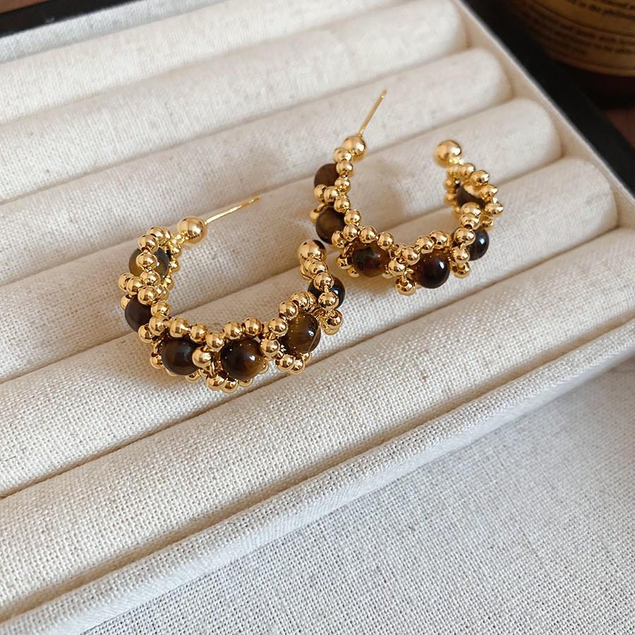 Серьги 'Серебряная игла' в стиле 'Тигровый глаз': Элегантные, модные серьги-пусеты с отделкой карамельного цвета.