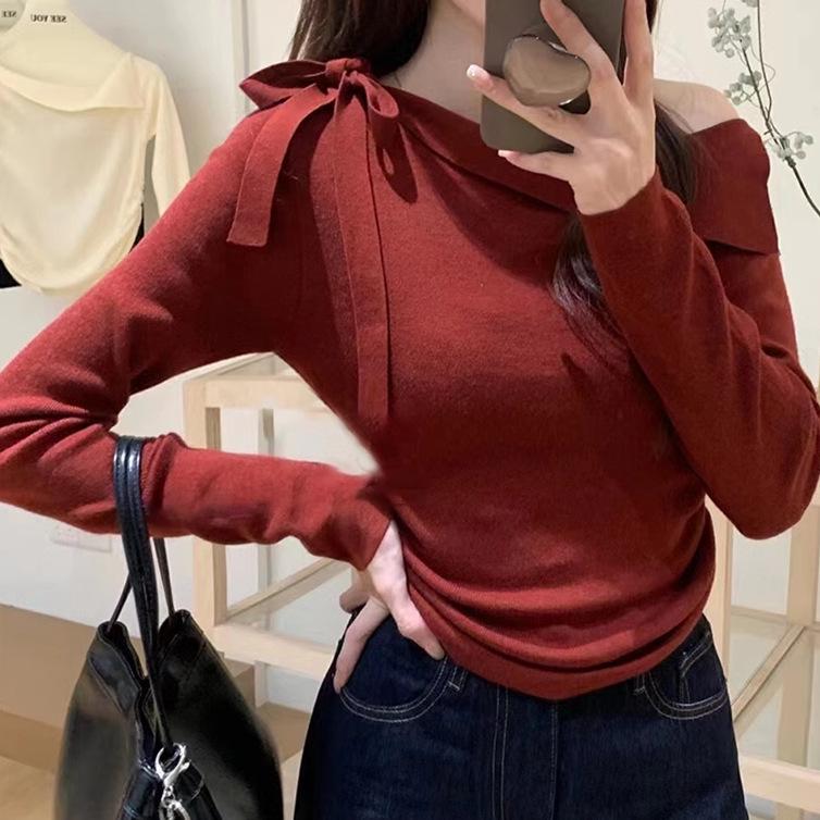 Женский тонкий свитер с открытыми плечами во французском стиле