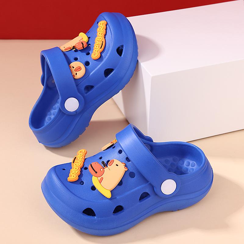 Детские дырчатые туфли мультяшные для девочек летняя носка нескользящие наступающие на говно EVA для мальчиков пляжные крутые шлепанцы на толстой подошве