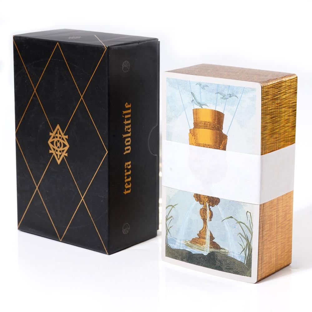 Подарочный набор Таро Terra Volatile Deluxe Silver с твердой обложкой, тисненной лазером.