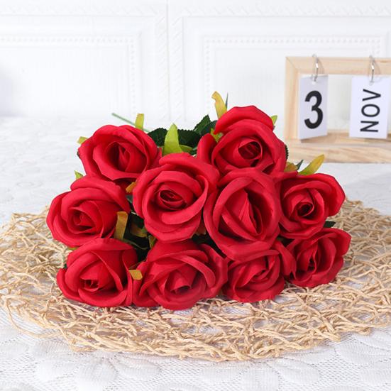 Красивый искусственный цветок, реалистично выглядящий из искусственной шелковой ткани, яркий цвет