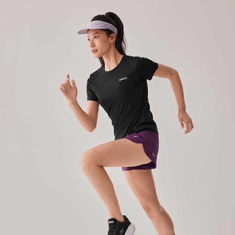 Skechers Технология комфорта Серия Cool Быстросохнущая Простая Круглый вырез Короткий рукав Обычная футболка Женские топы Угольно-черный P225W149-0018