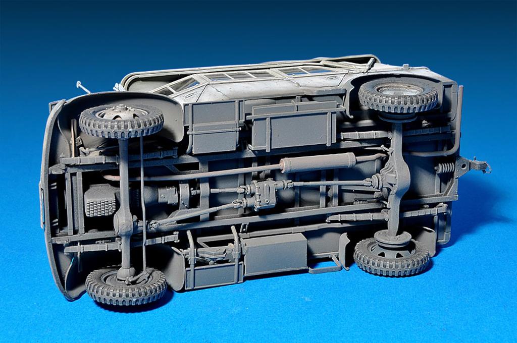 Пластиковая модель немецкой армейской транспортной машины Miniart L1500A Kfz.70 в масштабе 1/35